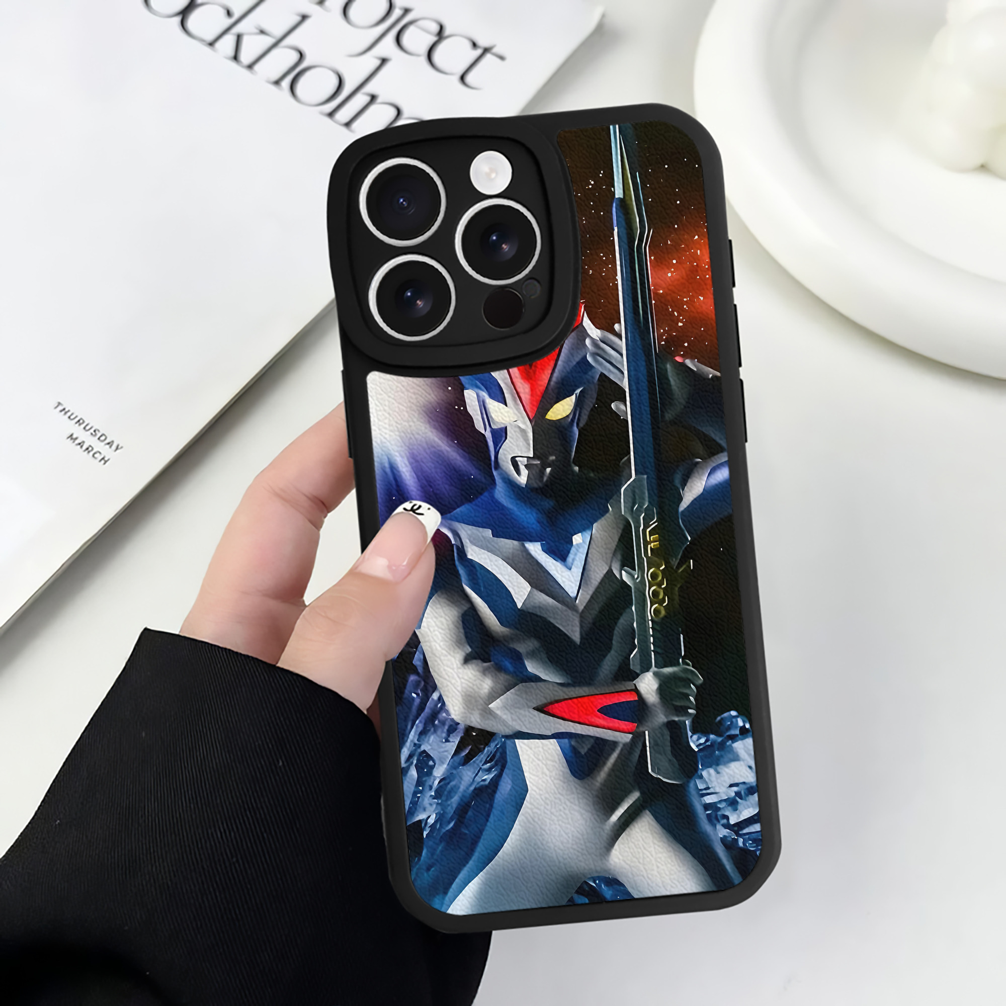 （画像用） ウルトラマン Ultraman 【iPhone 16シリーズ対応】シリコンスマホケース（レザー調） 材質：シリコン